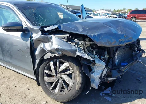 2018 Volkswagen Passat 2.0T Se z USA, uszkodzony, nr VIN 1VWBA7A36JC030995